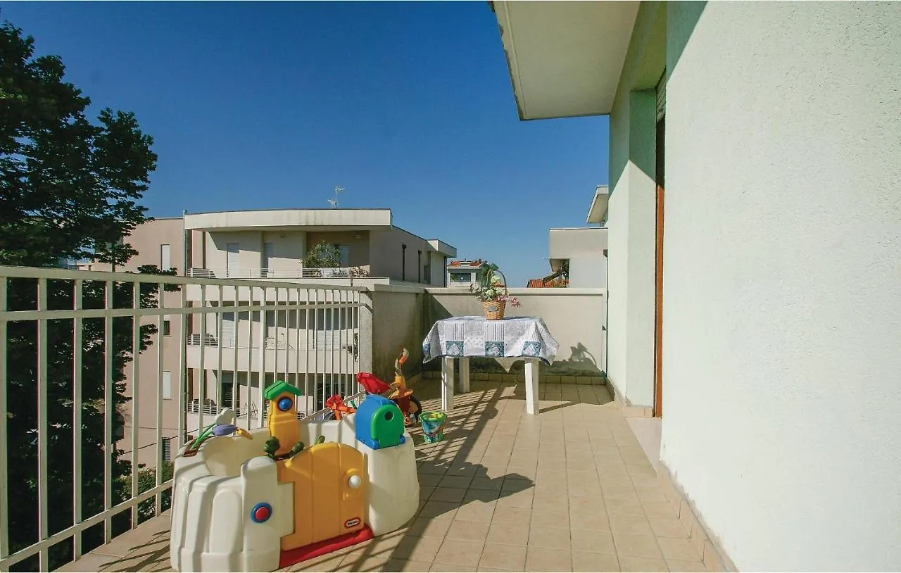 3 Bedroom Beautiful Apartment In Rimini